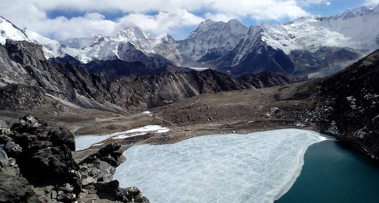 Makalu ( 8.475m ) and Baruntse ( 7.152m ) on ascent to Kongma La