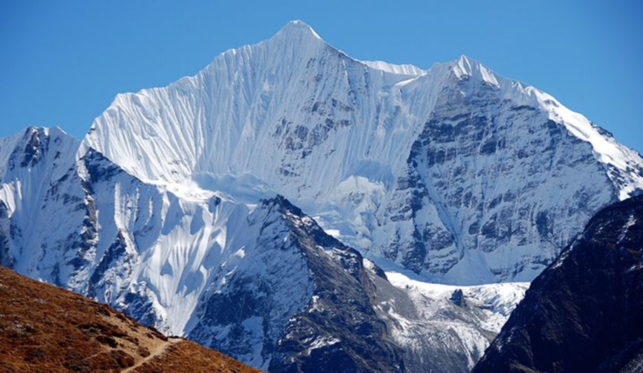 Mt.Ganshempo ( Ganchempo ) on ascent to Yala