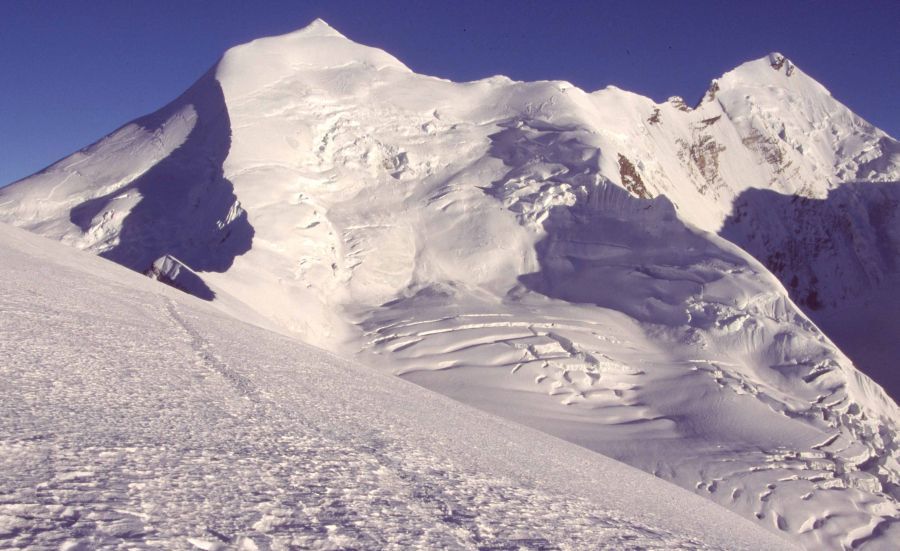 Himlung Himal ( 7126m ) in The Peri Himal on descent from Larkya La