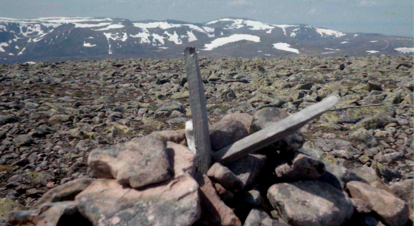 On circuit of Carn a' Mhaim and Derry Cairngorm