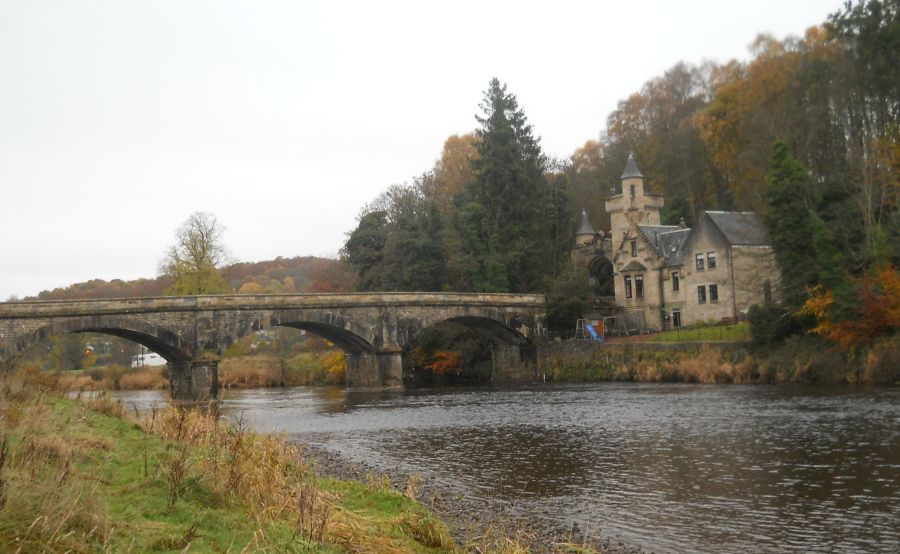 Gatehouse and Mauldslie Bridge over the River Clyde