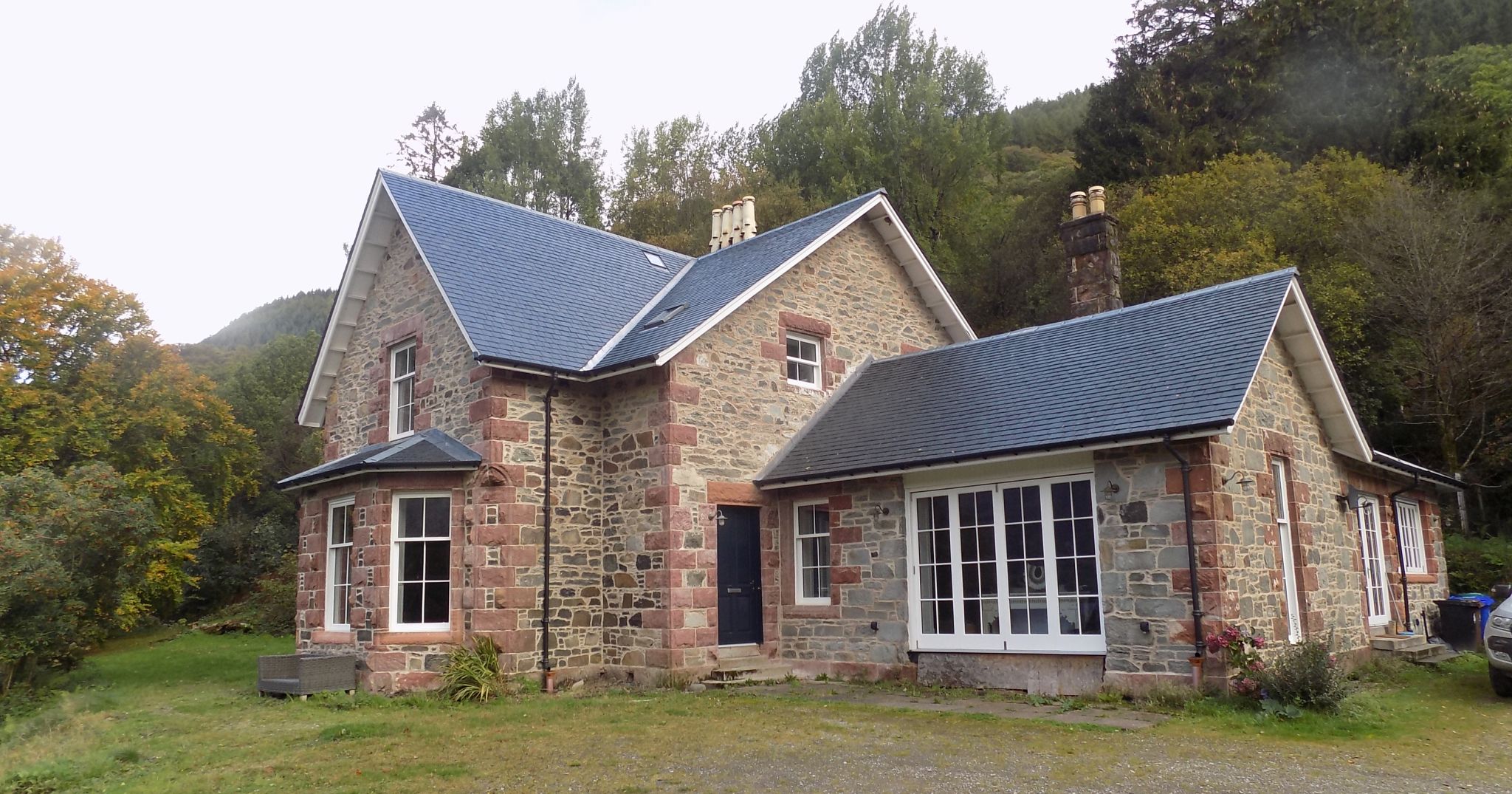 Ptarmigan Lodge on West Highland Way along Loch Lomond