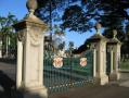 Iolani_palace_gates.JPG