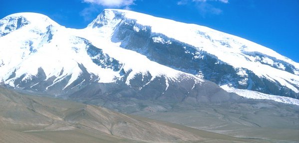 Mustagh Ata ( 7546m ) in the Pamirs in Xinjiang province of China 